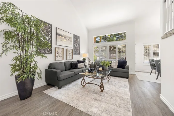 Large Windows that allow views of the yard everywhere