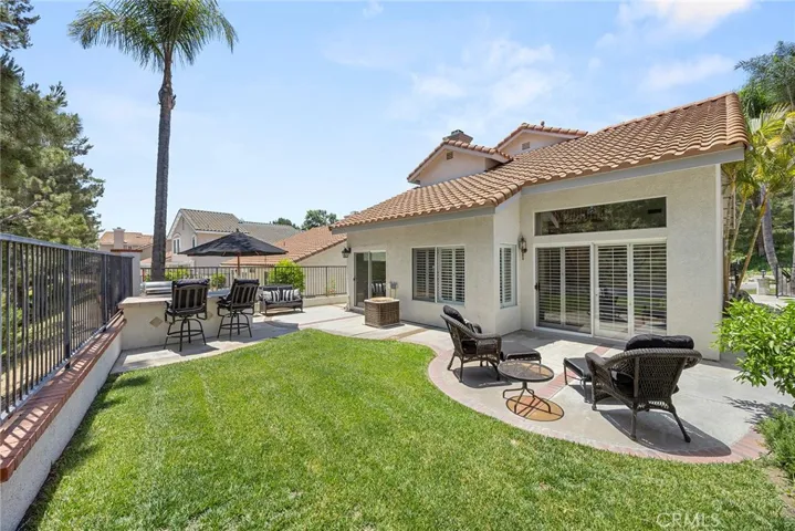 Great grassy area for kids, with lot over 10,000 sq. ft.