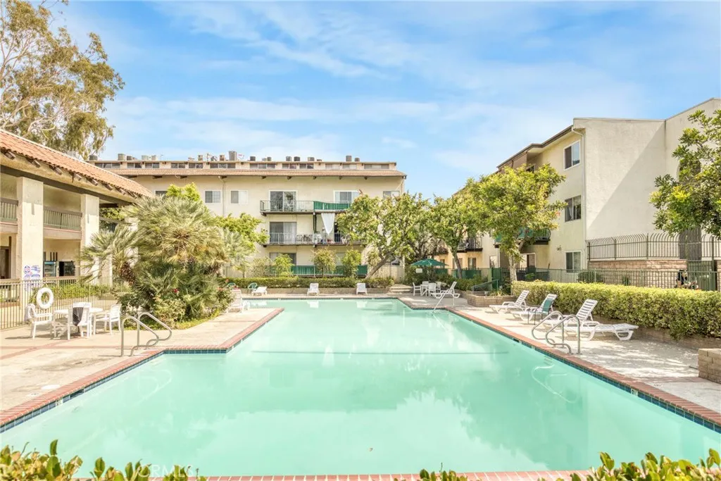 5460 White Oak Avenue F105, Encino, California 91316 home-pic-2