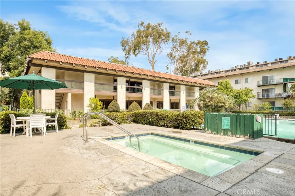 5460 White Oak Avenue F105, Encino, California 91316 home-pic-1