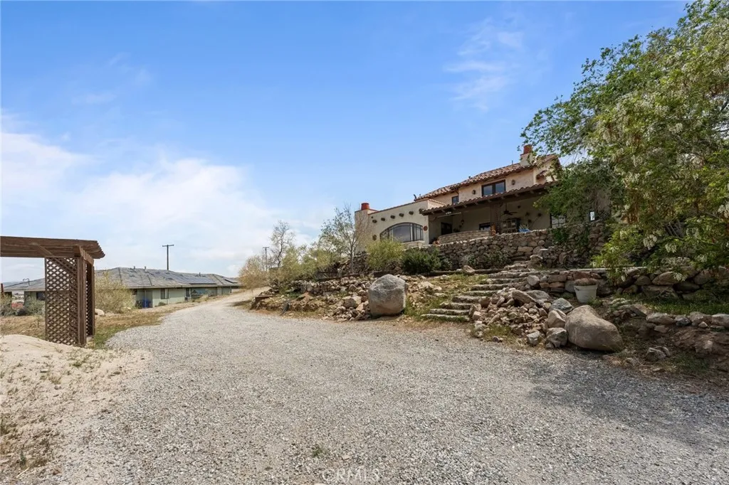 9075 Mesa Vista Street, Apple Valley, California 92308 home-pic-25