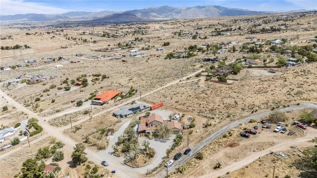 9075 Mesa Vista Street, Apple Valley, California 92308 home-pic-15