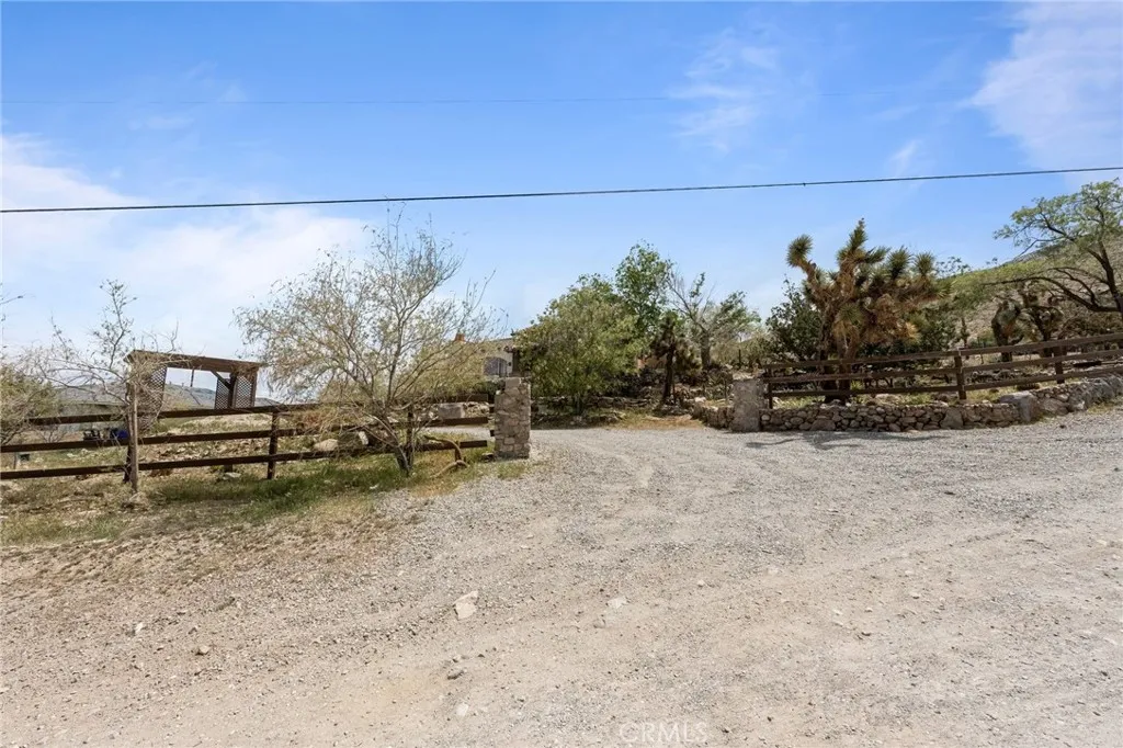 9075 Mesa Vista Street, Apple Valley, California 92308 home-pic-26