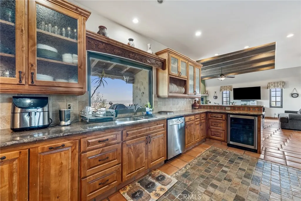 9075 Mesa Vista Street, Apple Valley, California 92308 home-pic-55