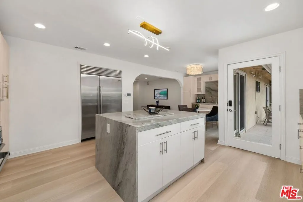 465 N Kilkea Drive, Los Angeles, California 90048 home-pic-32