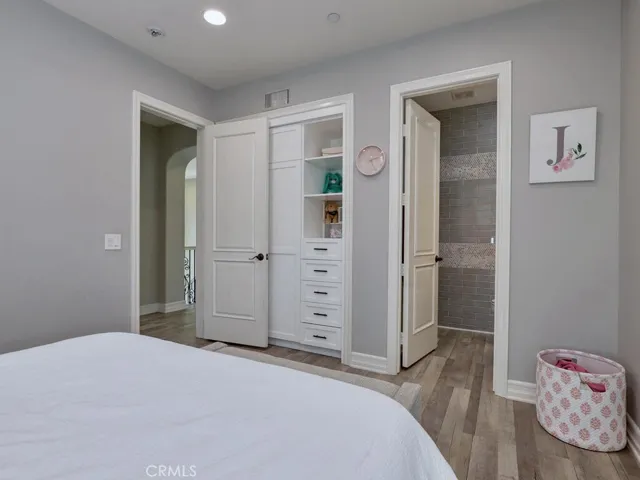 also with an en-suite bath