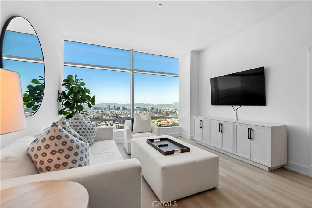 900 W Olympic Boulevard 34f, Los Angeles, California 90015 home-pic-1
