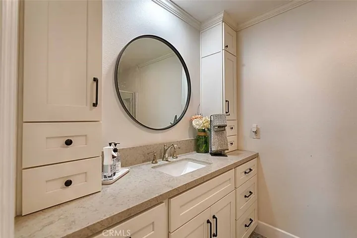 Main level bath with shower