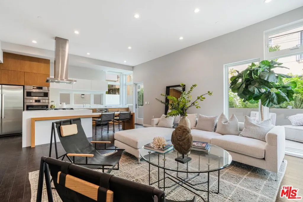 1729 S Barrington Avenue 2, Los Angeles, California 90025 home-pic-0