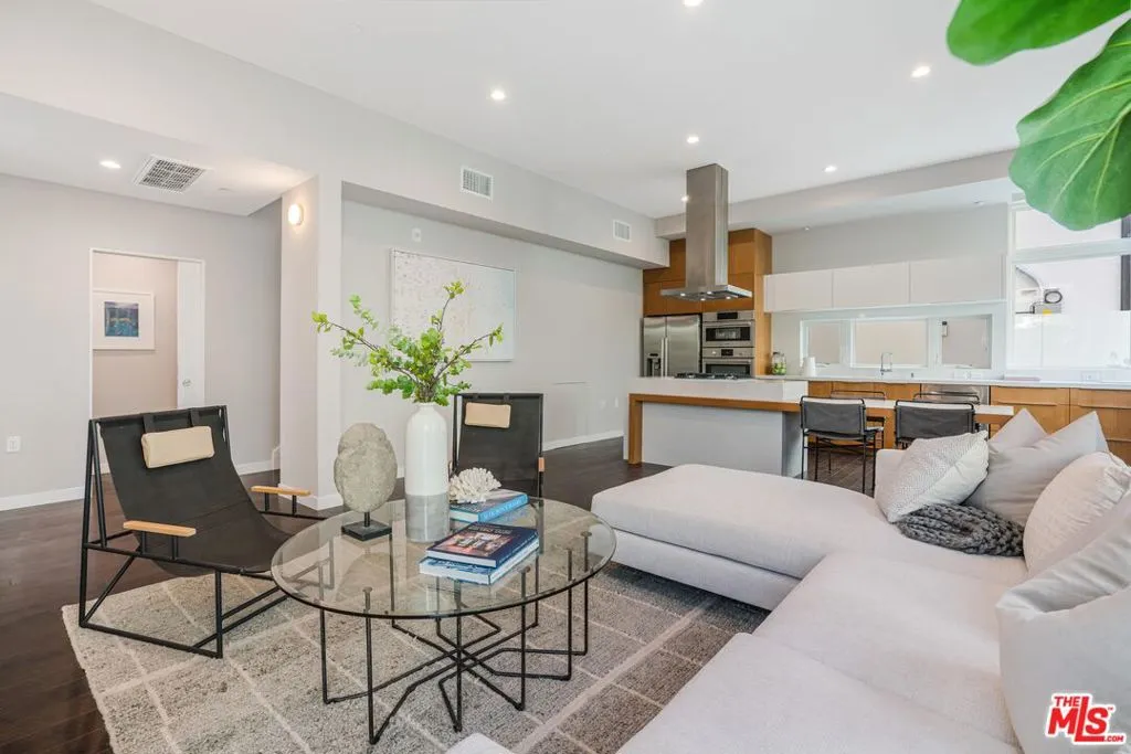 1729 S Barrington Avenue 2, Los Angeles, California 90025 home-pic-1