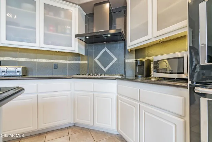 15591 Harte-Kitchen2