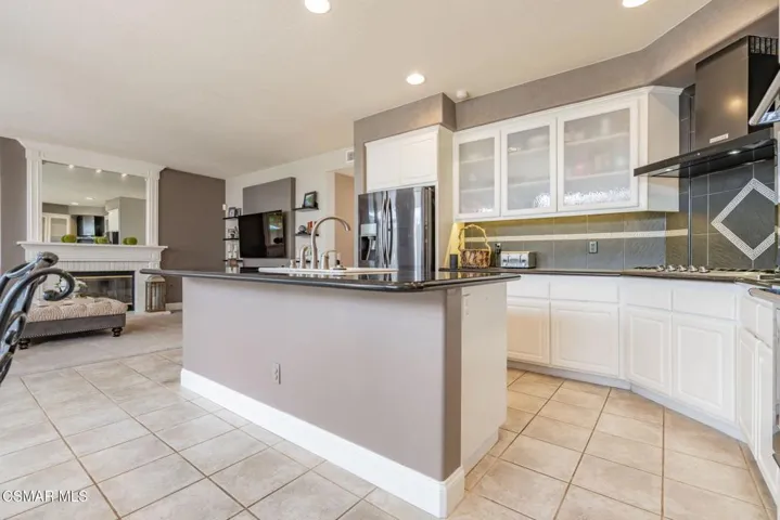 15591 Harte-Kitchen3