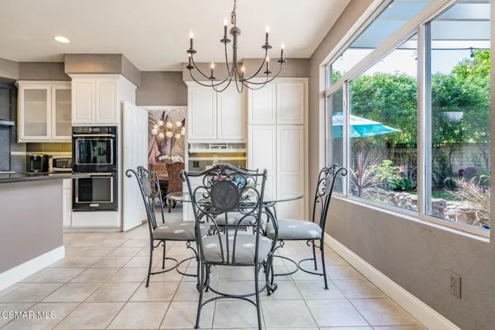 15591 Harte-Breakfast room2