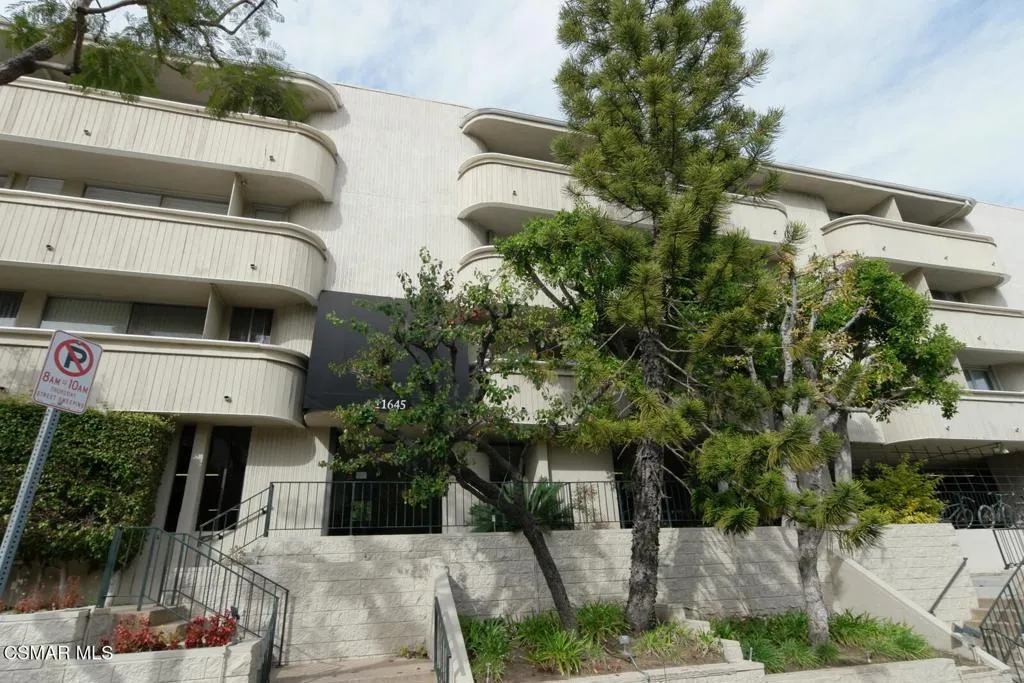 11645 Montana Avenue 220, Los Angeles, California 90049, 2 Bedrooms Bedrooms, ,2 BathroomsBathrooms,Residential,For Sale,Montana,225002824