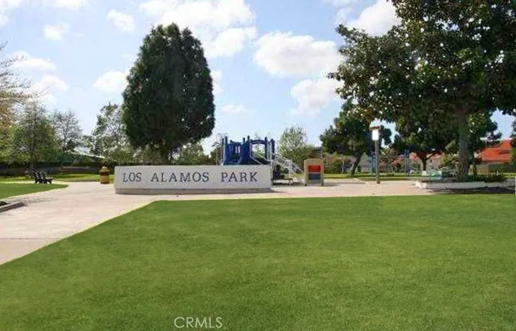 Steps to Neighborhood Los Alamos Park