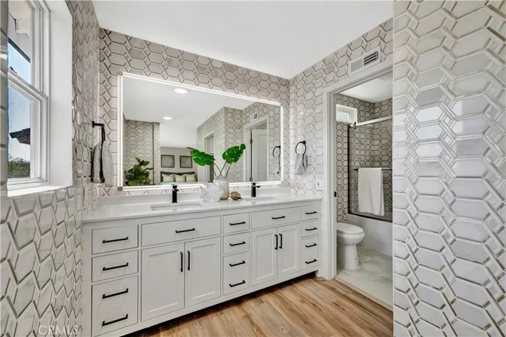 Dual sinks in master bathroom