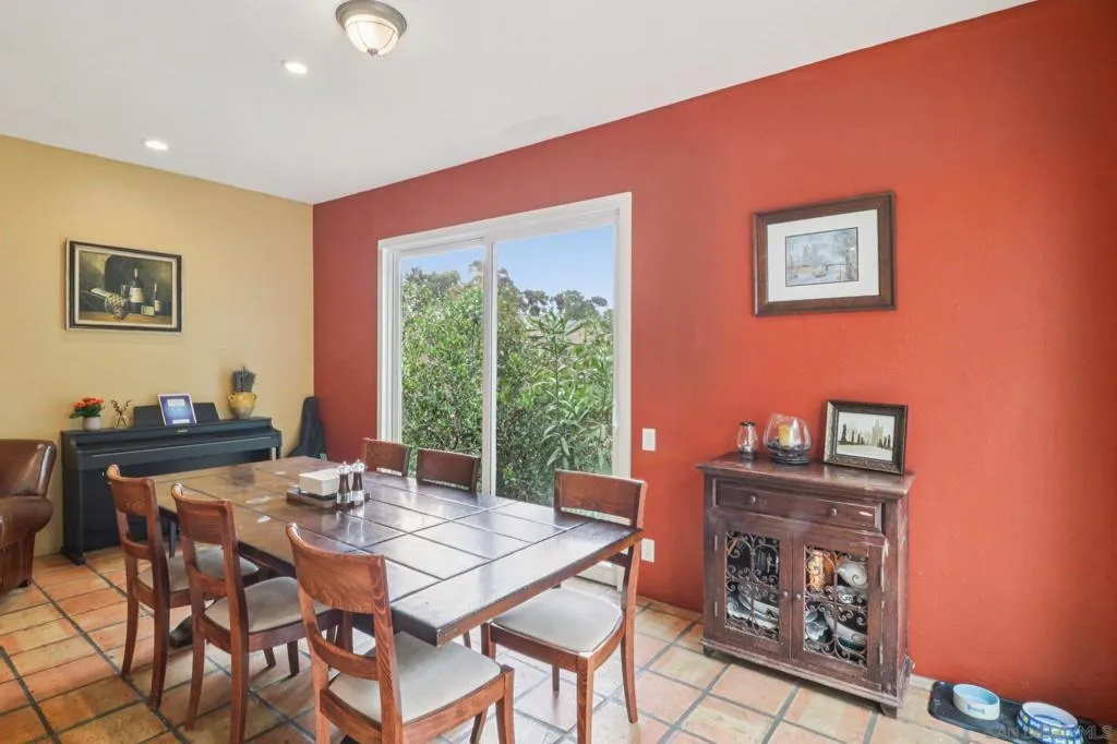 8358 Gilman Dr, La Jolla, California 92037 home-pic-11