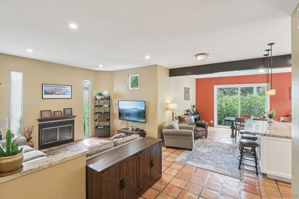 8358 Gilman Dr, La Jolla, California 92037 home-pic-3