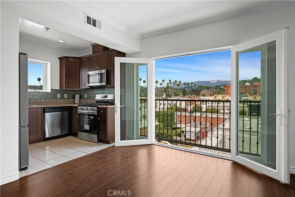 5633 Carlton Way 503, Hollywood, California 90028, 2 Bedrooms Bedrooms, ,2 BathroomsBathrooms,Residential,For Sale,Carlton,SB25124683