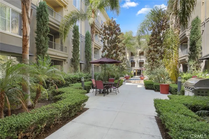 Whether you're working from home or entertaining, this space supports a comfortable and stylish lifestyle. Located near Angel Stadium, Honda Center, Disneyland, and just minutes from major freeways (57, 5, and 22 freeways), you’ll have easy access to the best dining, shopping, and entertainment Anaheim has to offer.