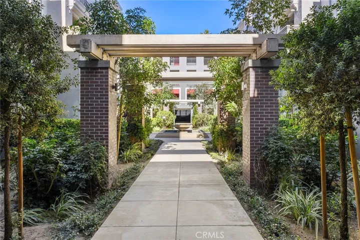 Wishing for a walkable lifestyle? Stadium lofts is in walking distance to shops, restaurants and entertainment.