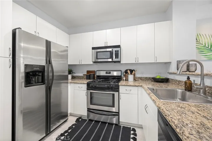 One look at this stainless steel gas range, oven, microwave it's easy to imagine yourself inspired to create those meals you see on Food Network.