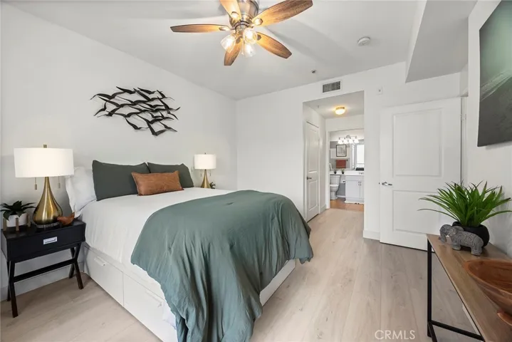 This super cute one bedroom unit in the popular Stadium Lofts community offers comfort, convenience, and resort-style living.