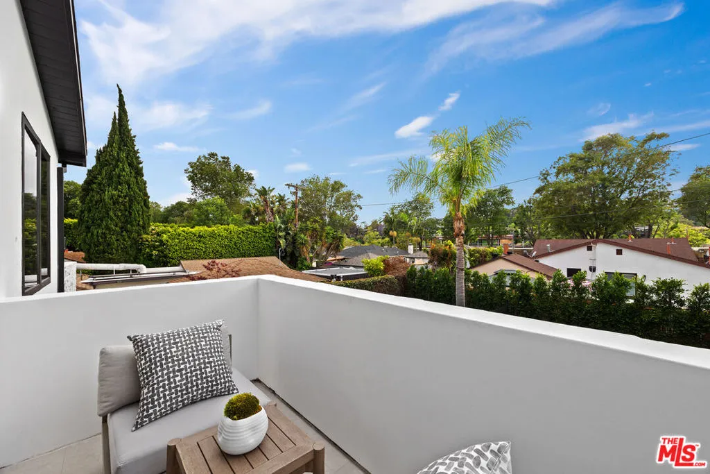 2631 Castle Heights Place, Los Angeles, California 90034 home-pic-24