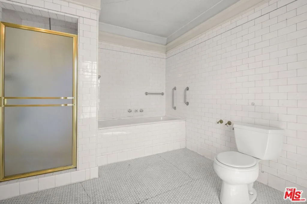 1685 S Victoria Avenue, Los Angeles, California 90019 home-pic-24