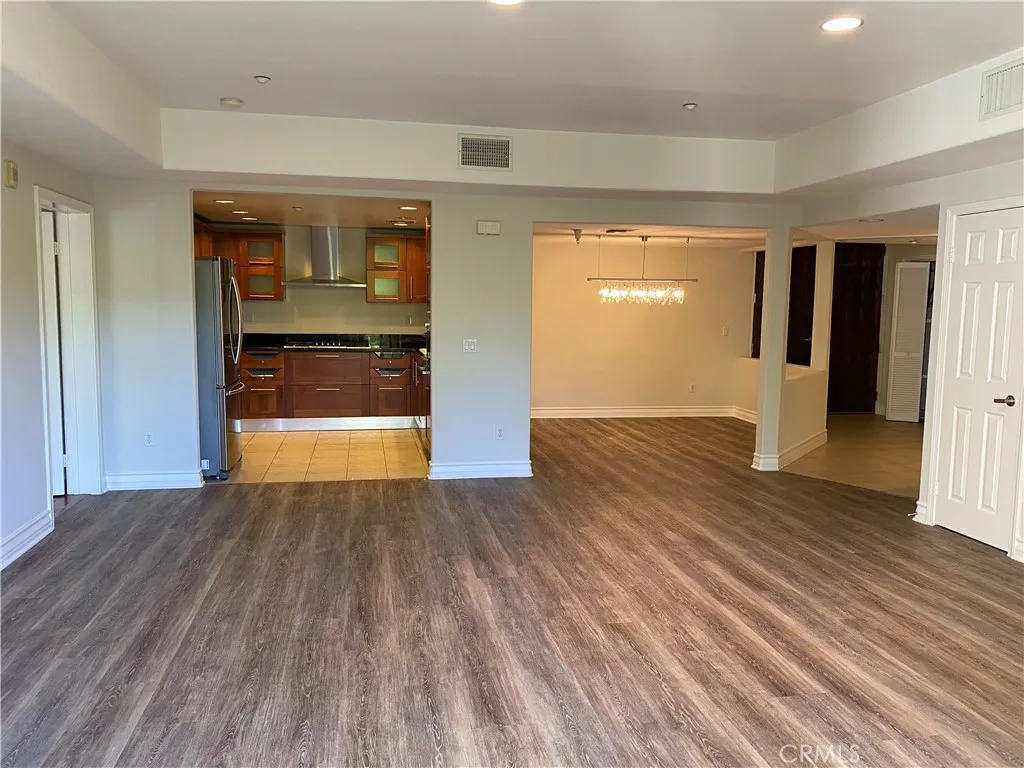 107 N Swall Drive 304, Los Angeles, California 90048 home-pic-5