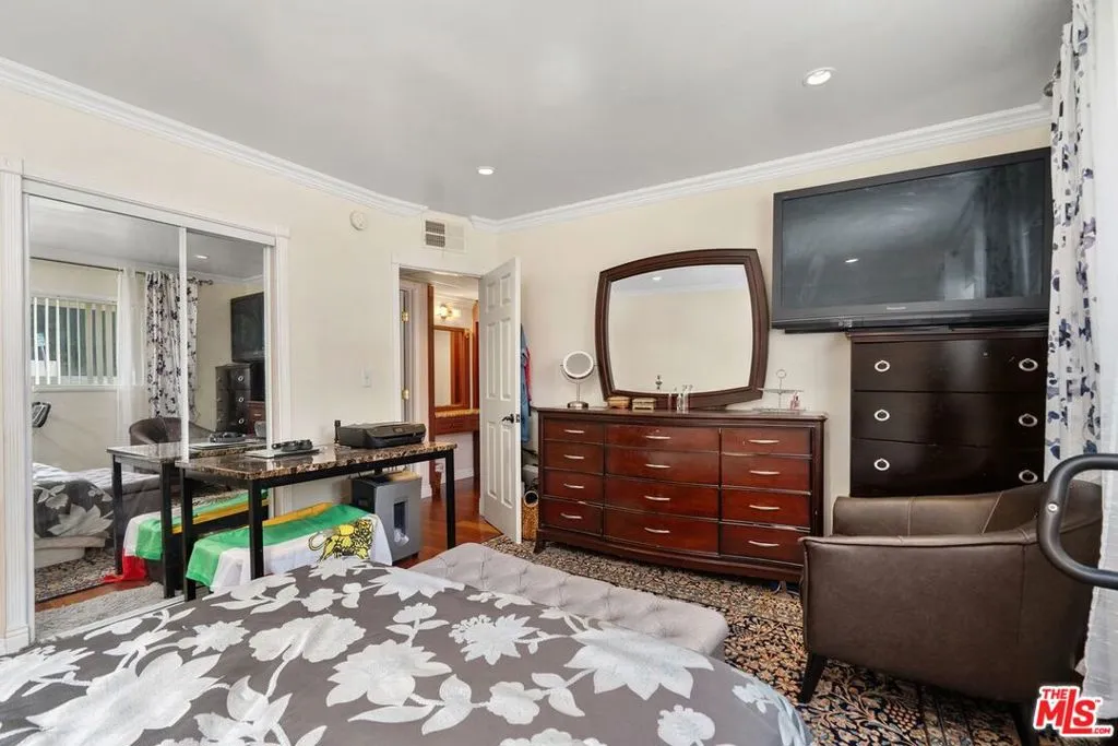 4610 Densmore Avenue 105, Encino, California 91436 home-pic-28