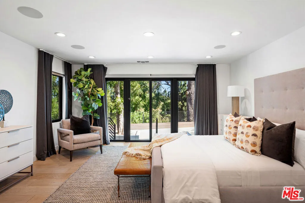 19536 Wells Drive, Tarzana, California 91356 home-pic-33