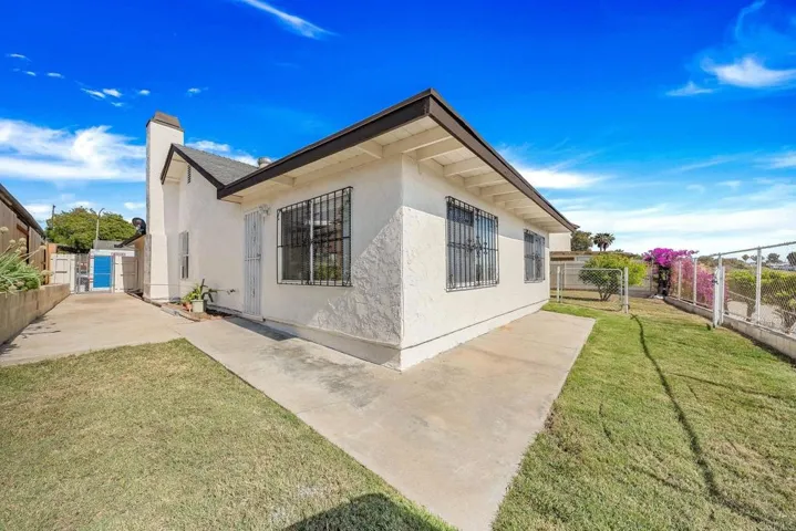 318 Vecino Court, Spring Valley, California 91977