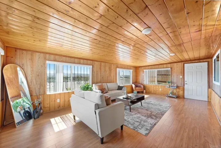 318 Vecino Court, Spring Valley, California 91977