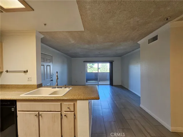 1015 La Terraza Circle 102, Corona, California 92879