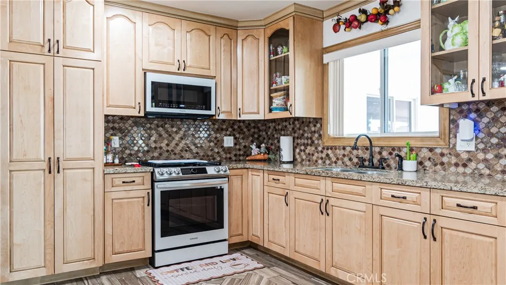 9828 Carob Avenue, Fontana, California 92335 home-pic-6