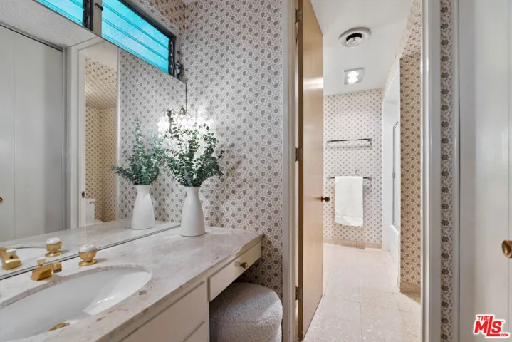 4943 Queen Victoria Road, Woodland Hills, California 91364