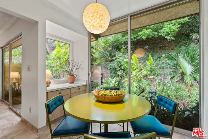 4943 Queen Victoria Road, Woodland Hills, California 91364