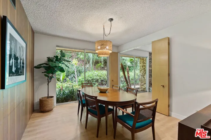 4943 Queen Victoria Road, Woodland Hills, California 91364