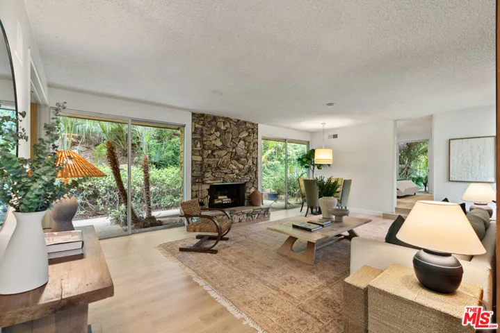4943 Queen Victoria Road, Woodland Hills, California 91364