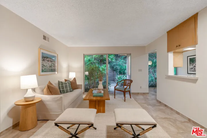 4943 Queen Victoria Road, Woodland Hills, California 91364