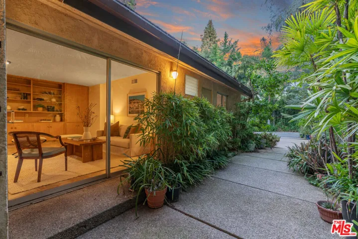 4943 Queen Victoria Road, Woodland Hills, California 91364