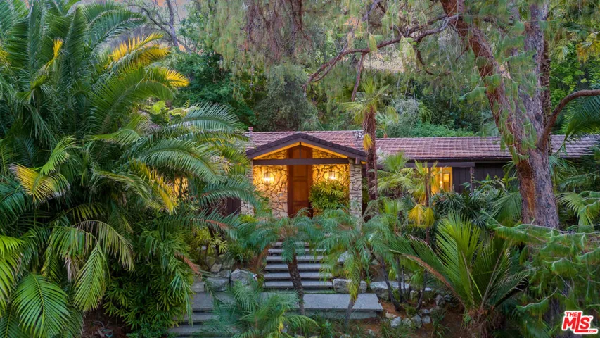 4943 Queen Victoria Road, Woodland Hills, California 91364