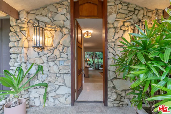 4943 Queen Victoria Road, Woodland Hills, California 91364