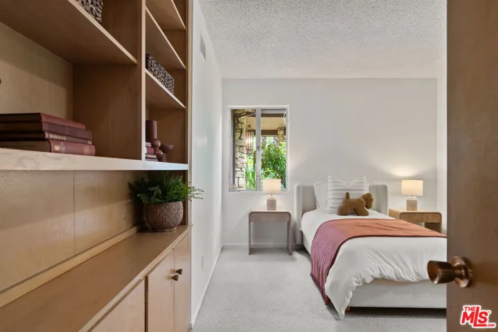 4943 Queen Victoria Road, Woodland Hills, California 91364