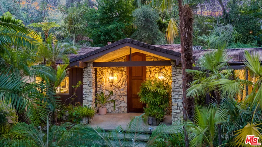 4943 Queen Victoria Road, Woodland Hills, California 91364
