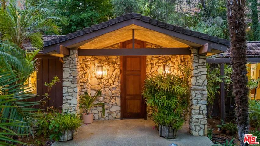 4943 Queen Victoria Road, Woodland Hills, California 91364