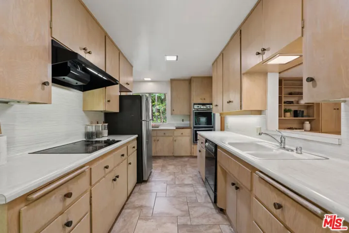 4943 Queen Victoria Road, Woodland Hills, California 91364