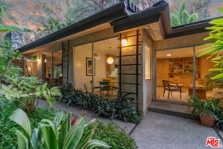 4943 Queen Victoria Road, Woodland Hills, California 91364