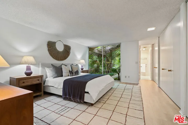 4943 Queen Victoria Road, Woodland Hills, California 91364